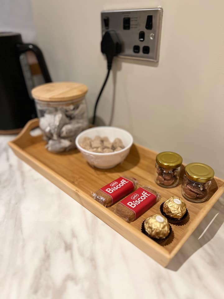 Modern Studio, Heathrow Prime Location. - 트위크넘