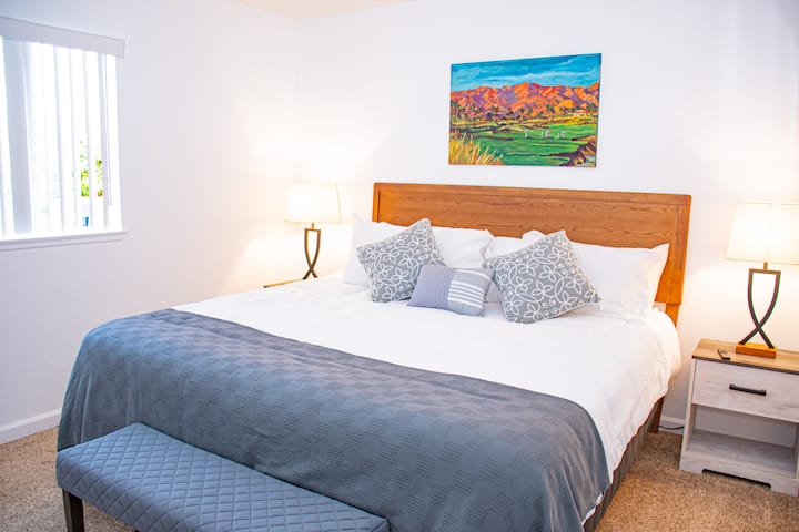 Chambre principale : grand lit pour 2 à 3 personnes.