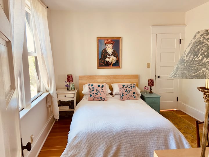 غرفة النوم الثانية مع مكتب وخزانة ملابس.