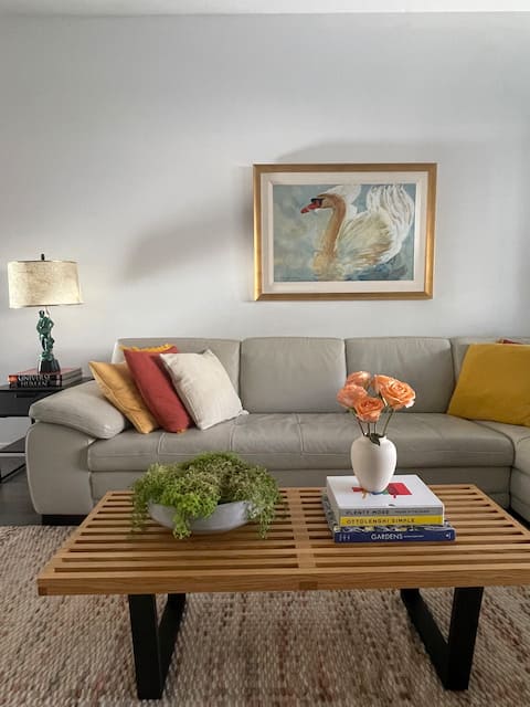 Popular Airbnb listing: Bright Fort Langley Townhouse in Fort Langley