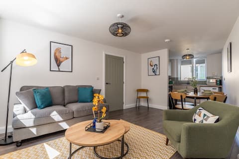 Modern Stay | 2-BR | Close to Glenfield Hospital