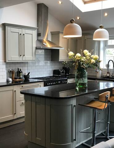 4 bed stylish Edwardian home near Wimbledon tennis gallery image 3