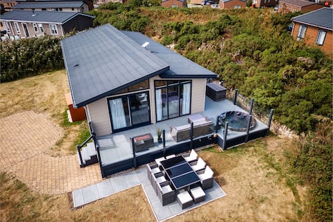 Luxury lodge with hot tub, Hafan Y Mor