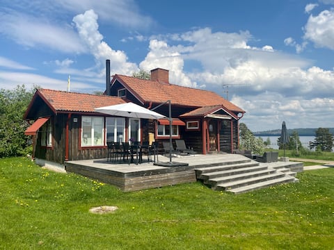 High standard cottage with views of Siljan