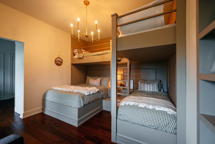 Bedroom 4 with Queen bed and 3 singles