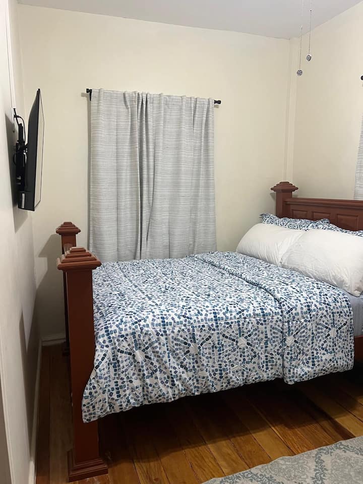 Glavna soba. Roku TV sa svim dostupnim TV aplikacijama.
Velika kupaonica s ormarom. 