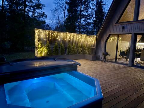 Cozy Xmas Getaway with Hot Tub & Sauna