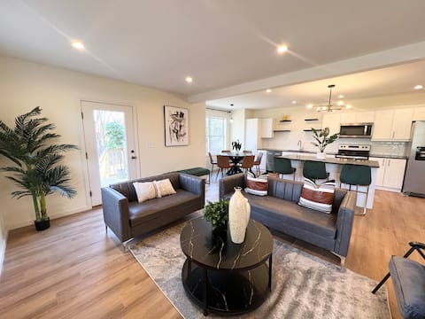 Beautiful Home - 3 King & 2 Queen - Rare Find