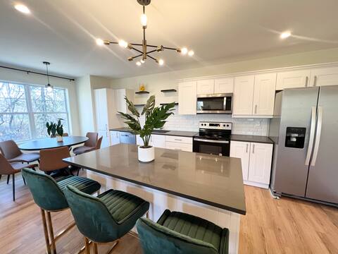 Spacious 5BR Home w/ KING Bed, Wi-Fi & Parking