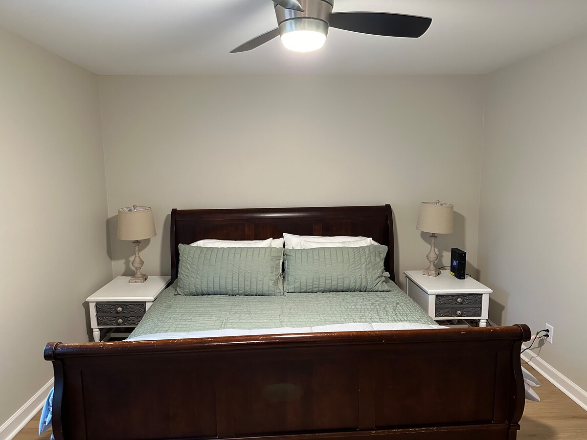 Тази спалня се намира на долния етаж. 