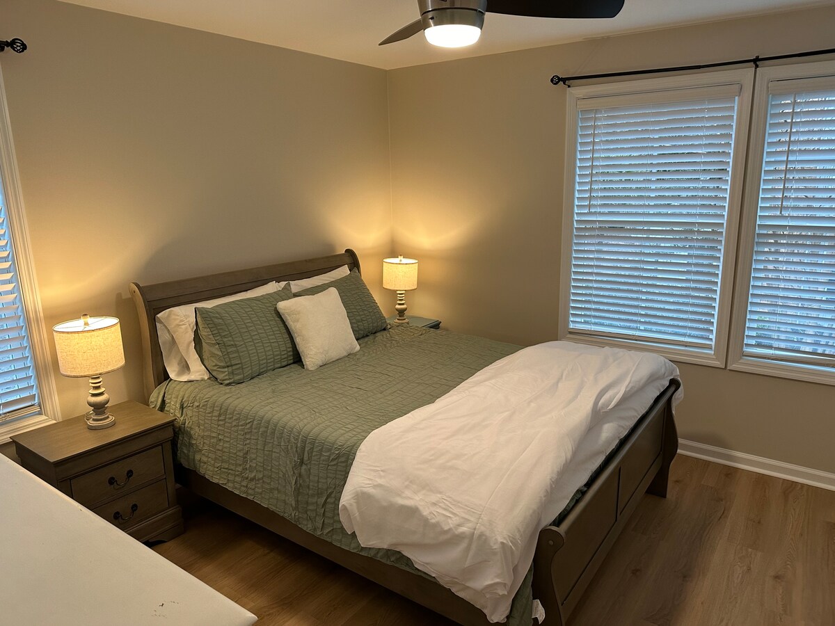 Тази спалня се намира на горния етаж 