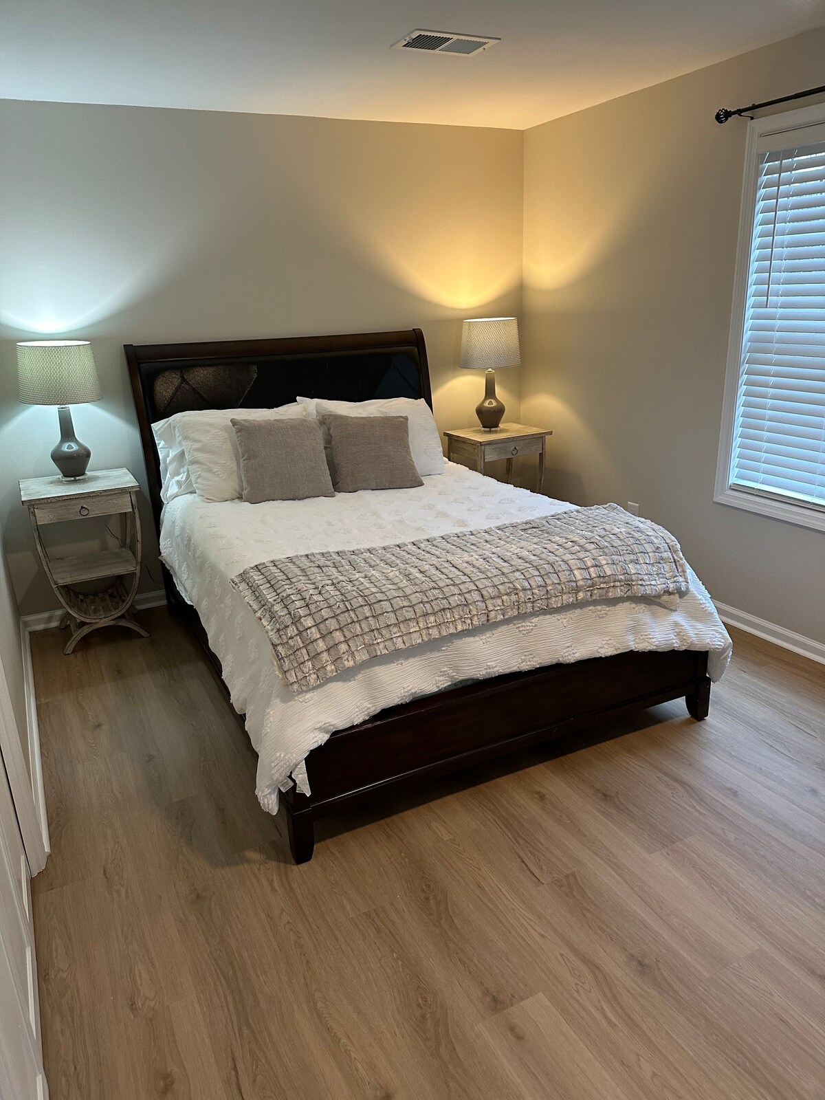 Спалня на горния етаж с двойно легло и двойно легло 