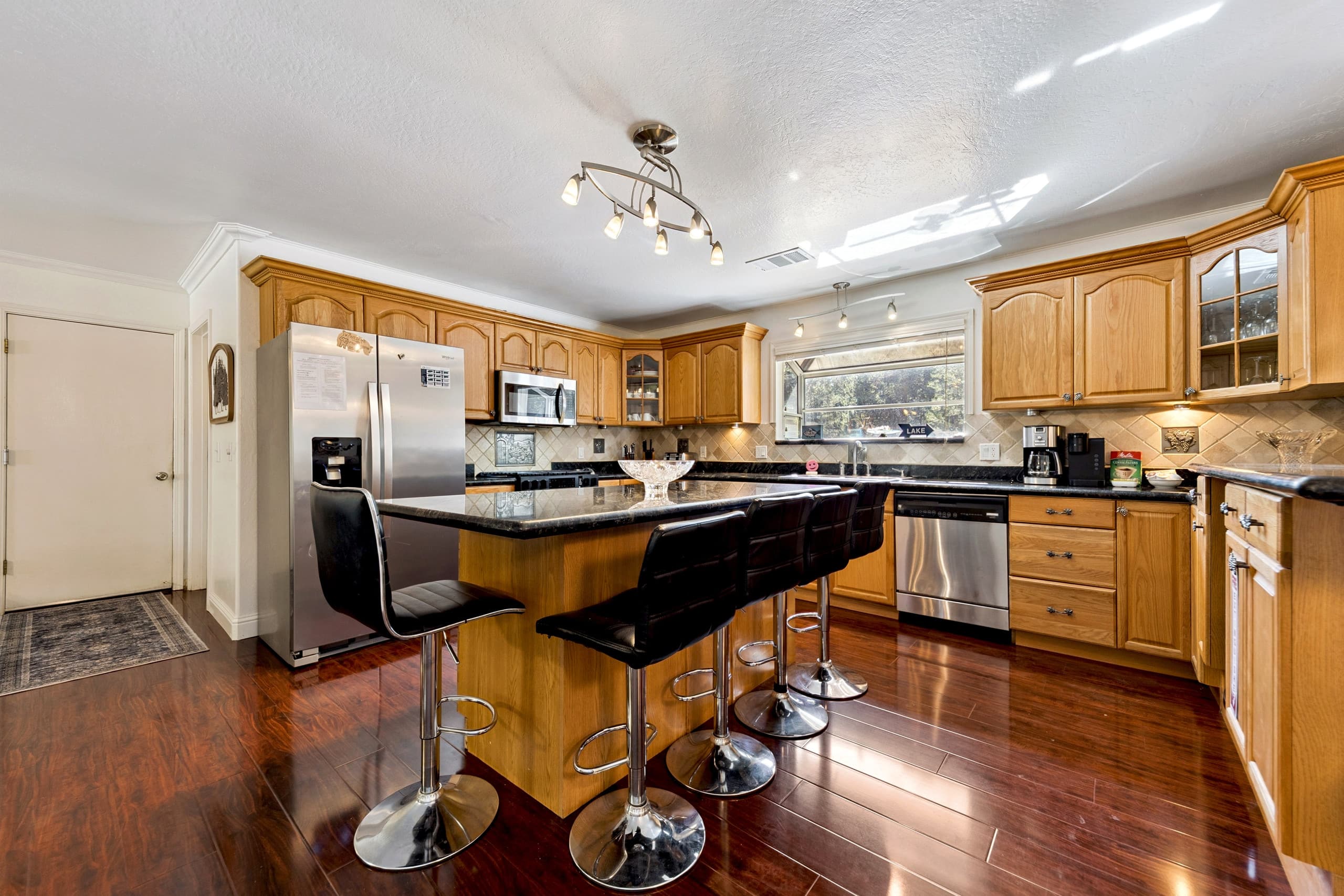 Single-Story 5BR with Hot Tub, 1 Mi to Lake - Photo 3