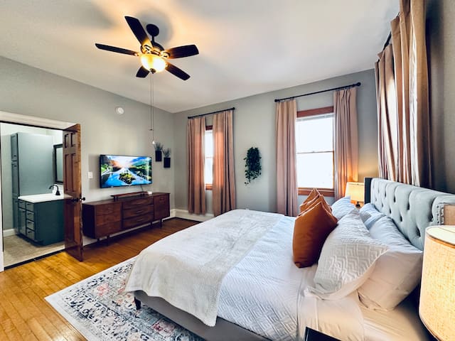 The Nininger 3 BR Apt – Walk to DT, Dog Friendly