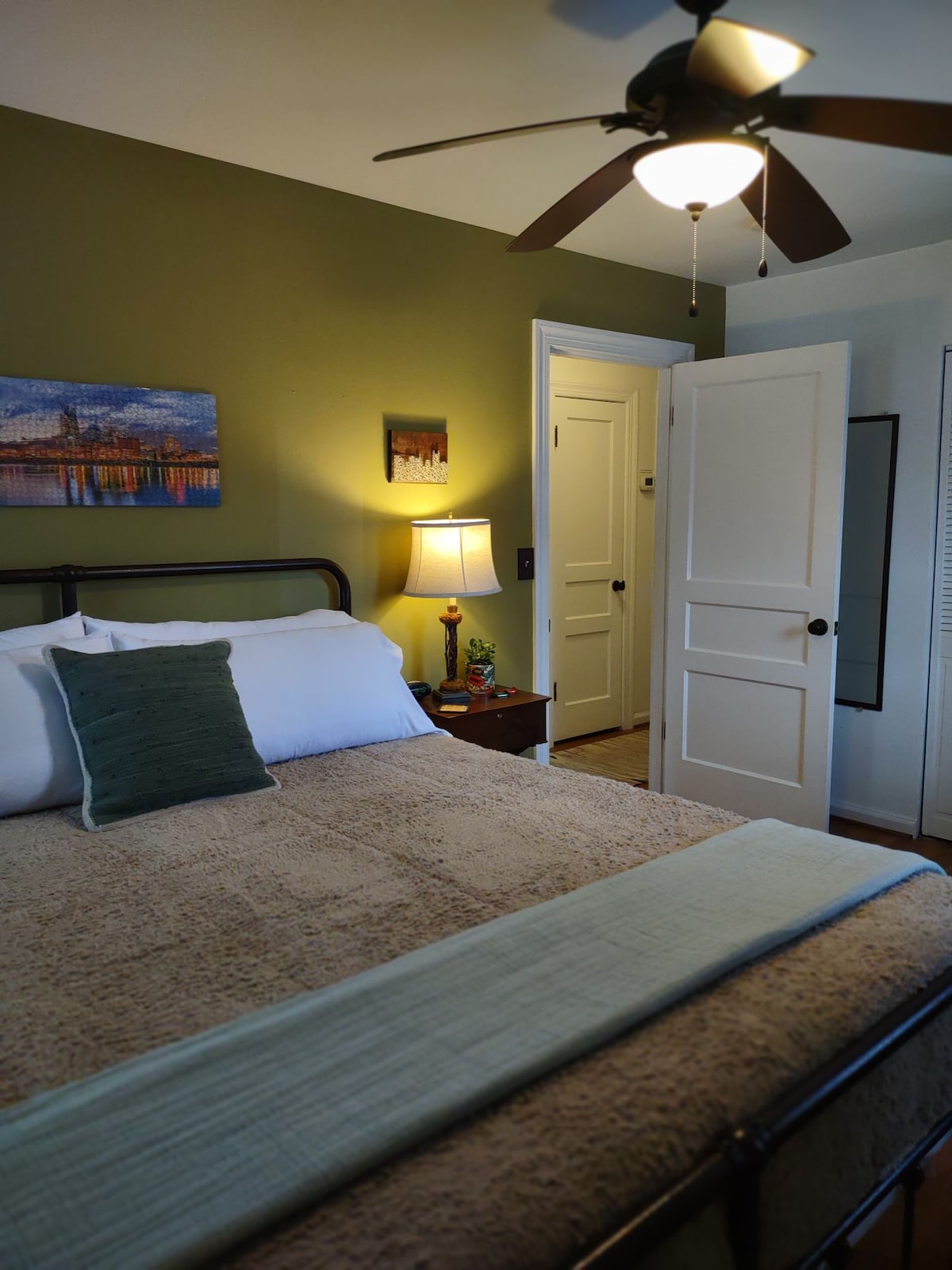 Მე ‑ 2 საძინებელში არის საწოლი კალიფორნიაში 