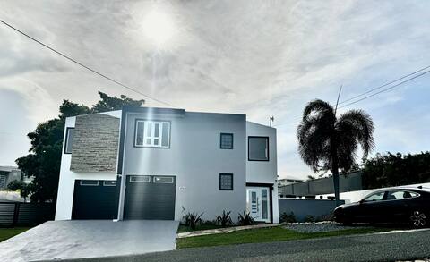 2 Min from Beach - Modern Home - Heated Black Pool