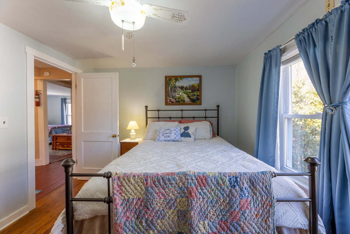 חדר שינה למעלה #1
מיטה בגודל מלא 
תא ילדים (ראו תמונה נפרדת)