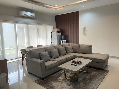 Cozy House near Station, Airport, and Mall