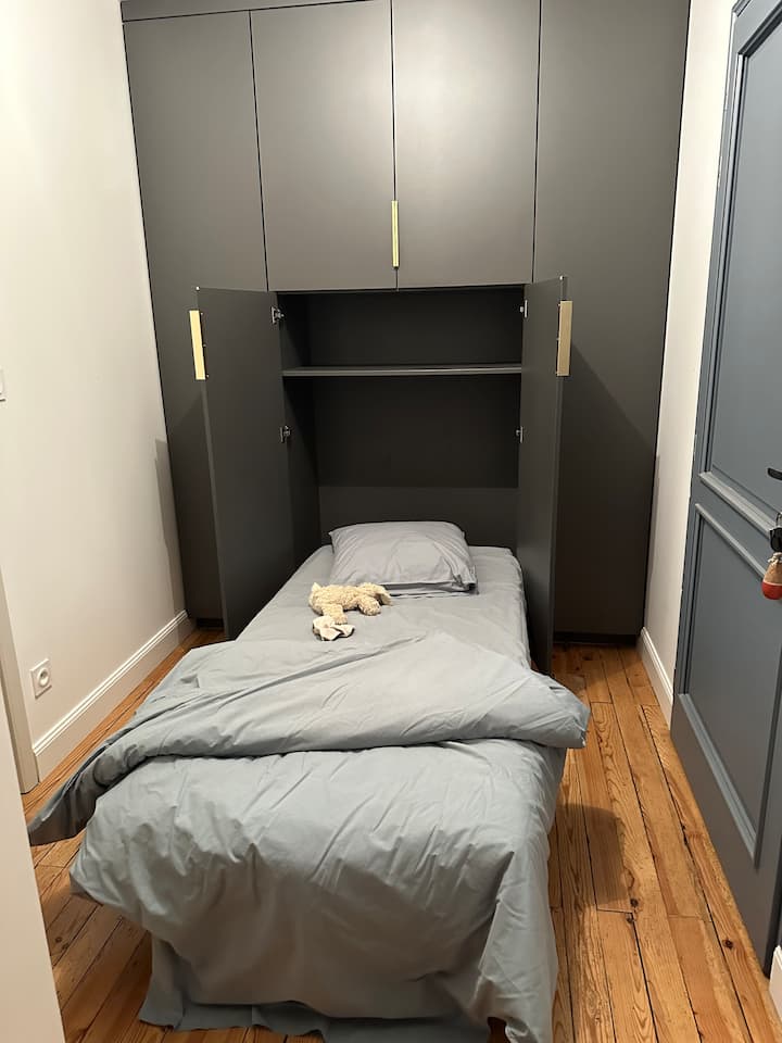 Mlango wa kuingia kwenye fleti na kitanda cha kukunja 90 kwa ajili ya mtoto, kukuwezesha kuja kwa watu 5 (kwa makubaliano ya wenyeji)