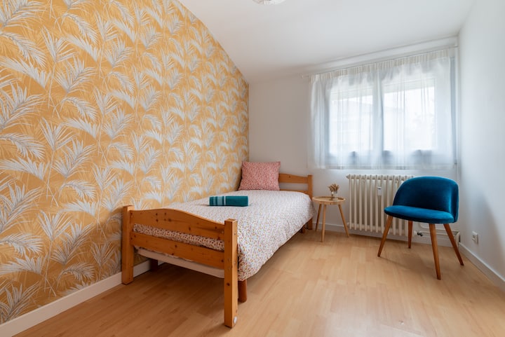 2. spavaća soba, prema vrtu, krevet za jednu osobu.
