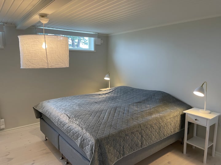 Soveværelse 1
180 cm seng med garderobe samt bøjler og en større kommode
