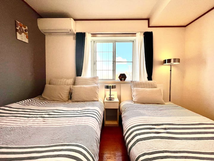 Dormitorio 2: la sala de estar está en el tercer piso.
1 cama doble de 1,4 m + 1 cama individual de 1 m
La habitación recibe mucha luz solar
Puedes ver el cielo azul y las nubes blancas desde la ventana