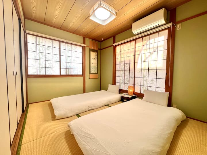 Dormitorio 3: la habitación está en el tercer piso orientada al sur + este. La luz del sol es muy buena.

Esta habitación es una habitación tradicional washitsu tatami

2 tatamis de 1 m de ancho
