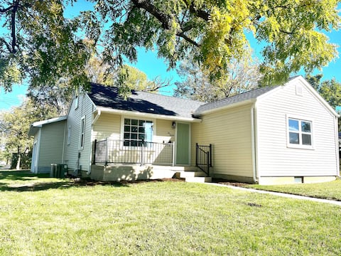 Queen City Cottage - Hot Tub & Tiki Bar