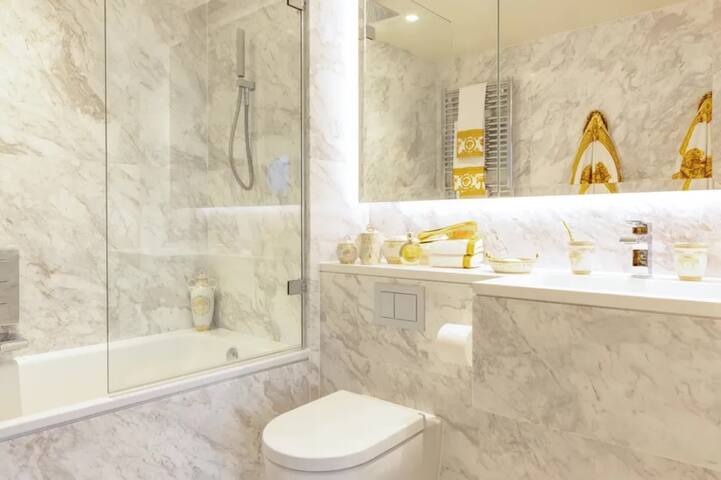 Quiet Luxury Escape for 6 in Covent Garden gallery image 5