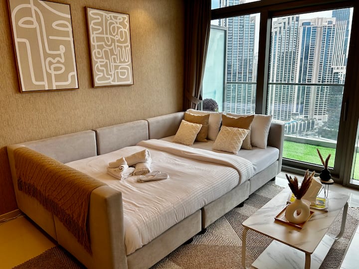 Rehati e ripërcaktuar: Çlodhu me stil në divanin tonë të rehatshëm.