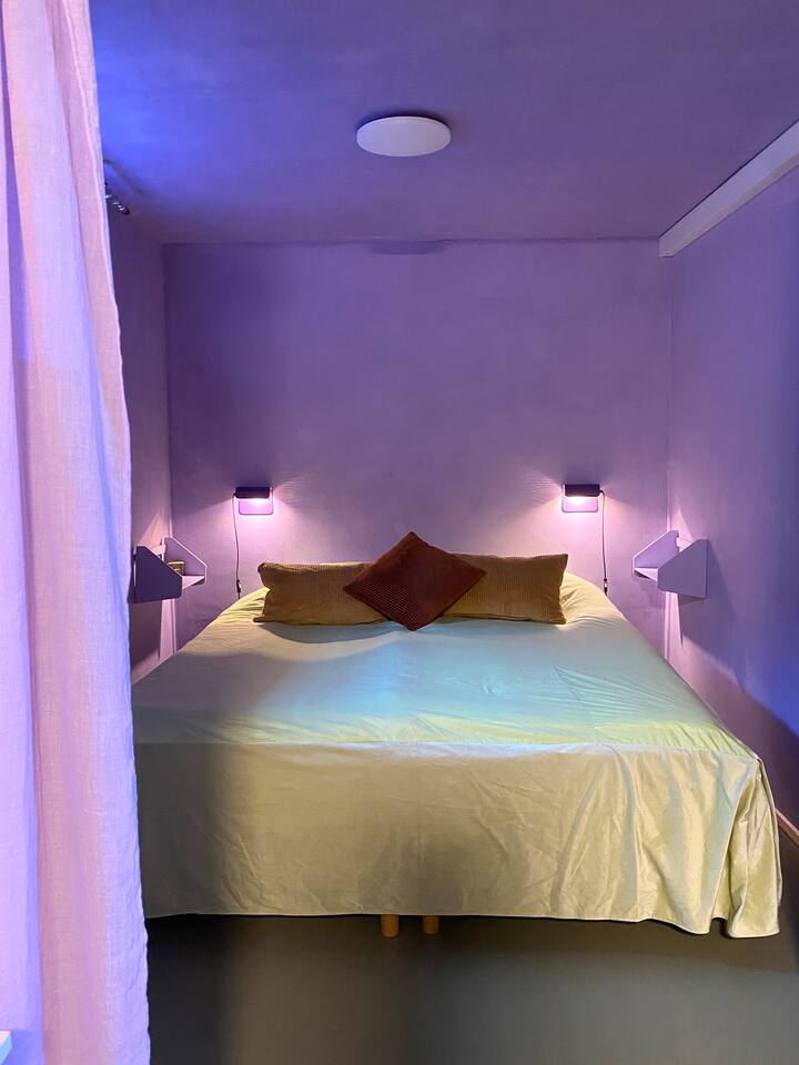 Picha hii inaonyesha sakafu mpya ya kijani yenye maboksi kidogo ambayo imewekwa kwenye chumba cha kulala (pia chini ya kitanda cha ghorofa katika mwisho wa 'kijani kibichi'). :)