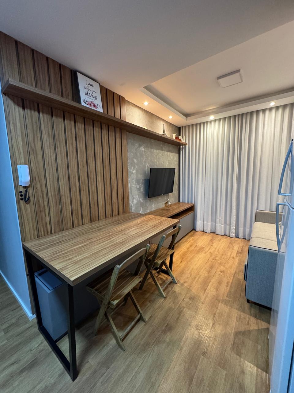 Трпезариска маса за 4 лица (столови и комода) - станот е целосно обложен со винилен под за поудобна атмосфера