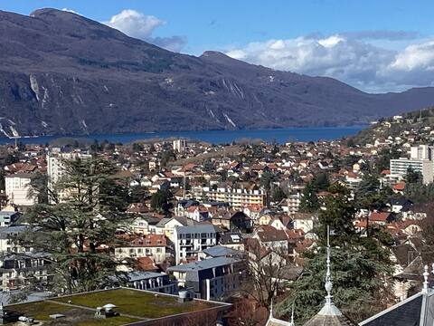 Quiet apartment 85m lake view 6 people