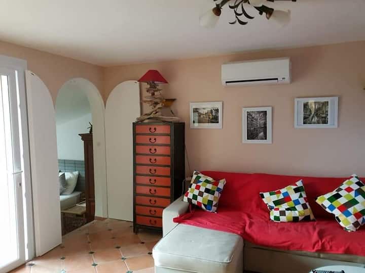 Მისაღები ოთახის დივანი და საძინებელი ნომერი 2