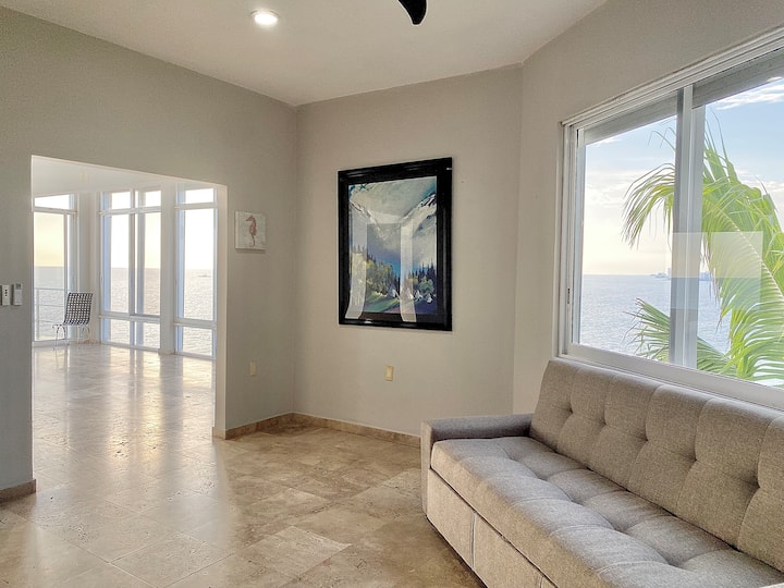 Rozkladacia pohovka veľkosti Queen v hlavnej izbe