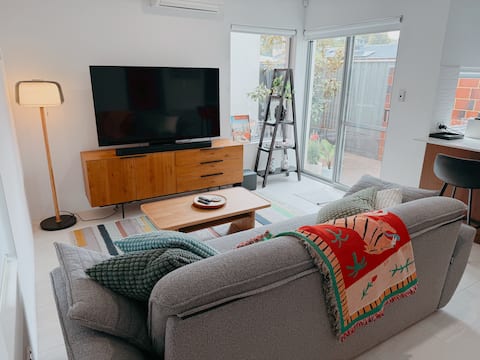 Modern Belmont Stay. Sleeps 4. Airport Nearby.