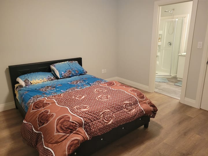 Bedroom With Attached Bathroom. - Woodstock