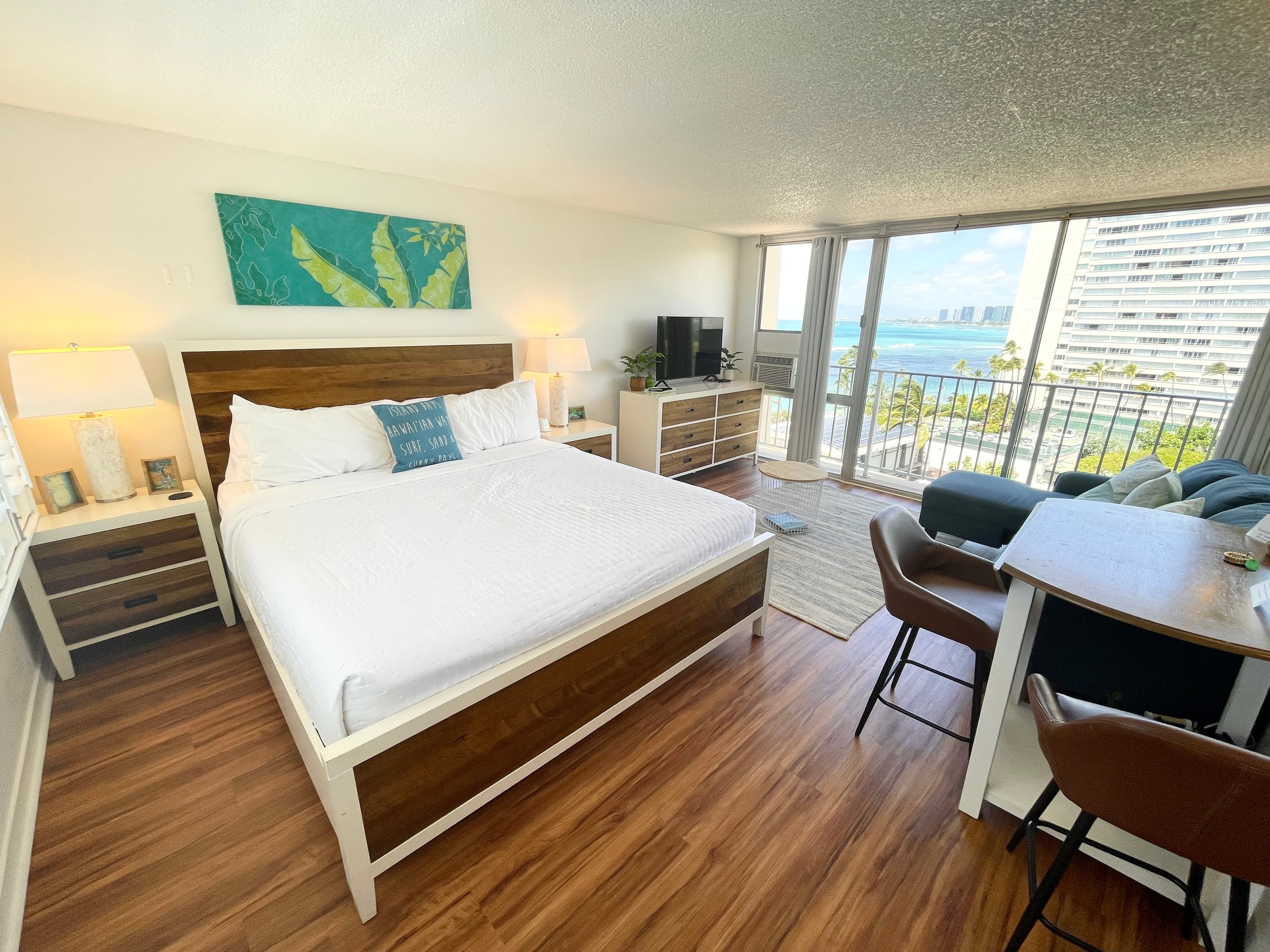 Condo in Honolulu · ★4.91 · Studio · 1 bed - Image 25