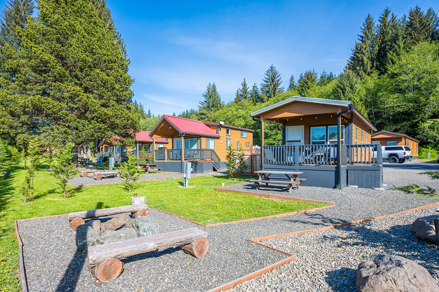 Rainforest Tiny Home Retreat: Woodsy