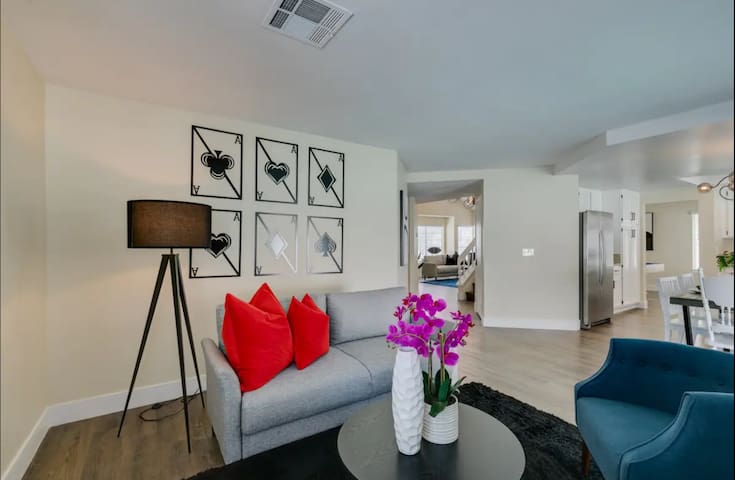 Lovely 5B Las Vegas Retreat w/Pool–15mins to Strip gallery image 3