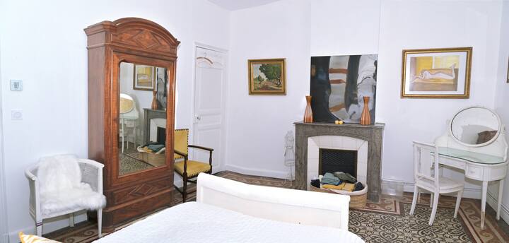 ห้องสีเหลืองซึ่งเป็นห้องสวีทที่มีห้องน้ำและมีขนาด 17 ตร.ม.