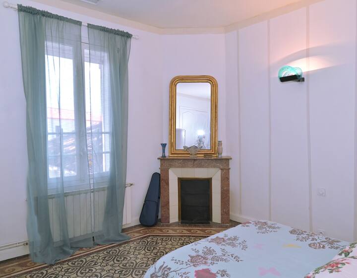 ห้องสีฟ้า 17 ตารางเมตรใช้ห้องน้ำของห้องสีเหลืองร่วมกัน 