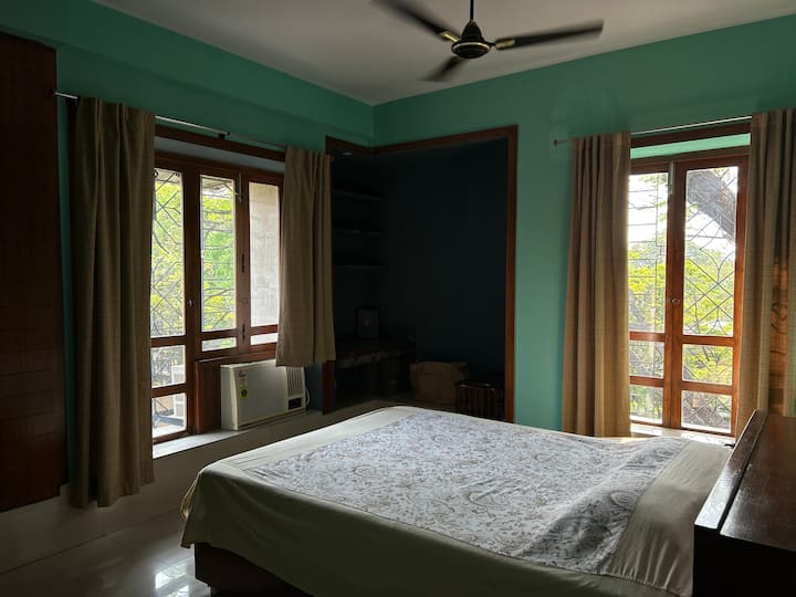 Fotografi e dhomës së parë të gjumit. 