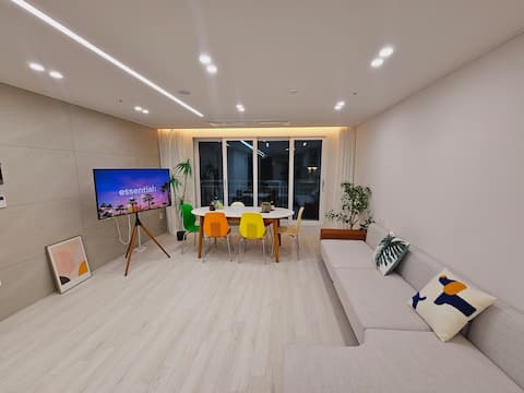 Family and friends gathering, a good condition, spacious and pleasant three-room, lots of restaurant