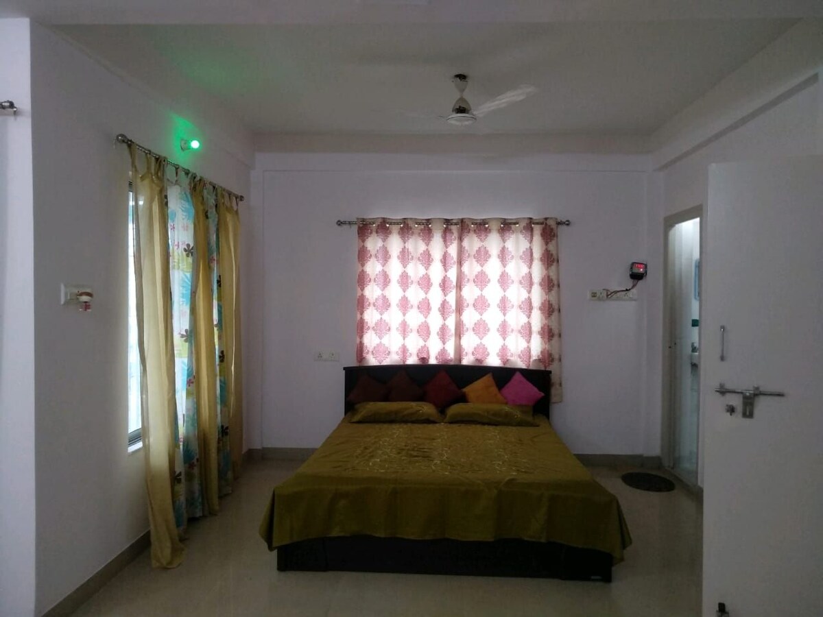 מיטה זוגית לשניים...בחדר לשלושה בקומה 4. השותף השני לחדר חייב להתכרבל על המזרן על הרצפה ( לא נראה כאן). 
  