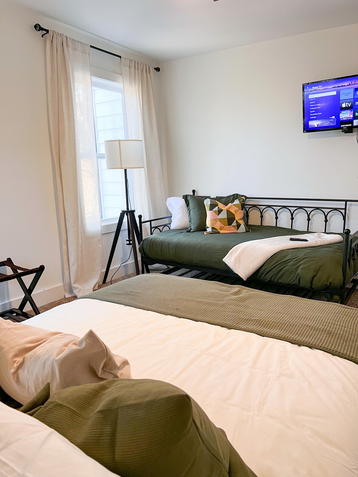 Modern & Spacious 3BR, 3BA | Lanier Living