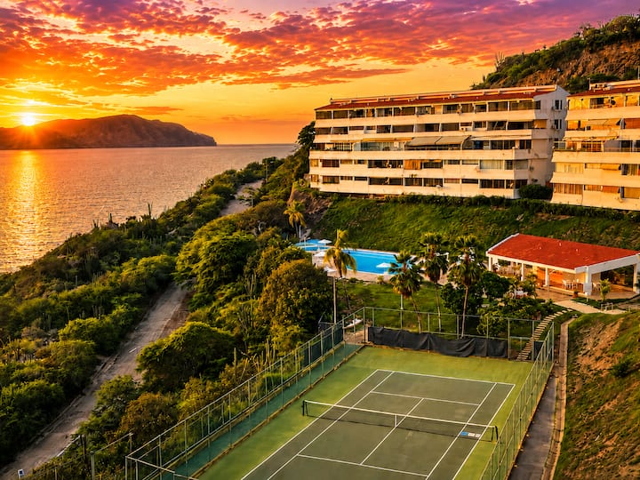 Beachfront Penthouse 3/3 with Unforgettable Sunset