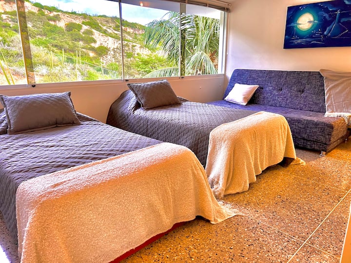 CHUMBA CHA TATU kina mwonekano wa mandhari ya kuvutia ya Cerro El Morro, pia kinatoa ufikiaji wa kujitegemea wa Bafu la Pili