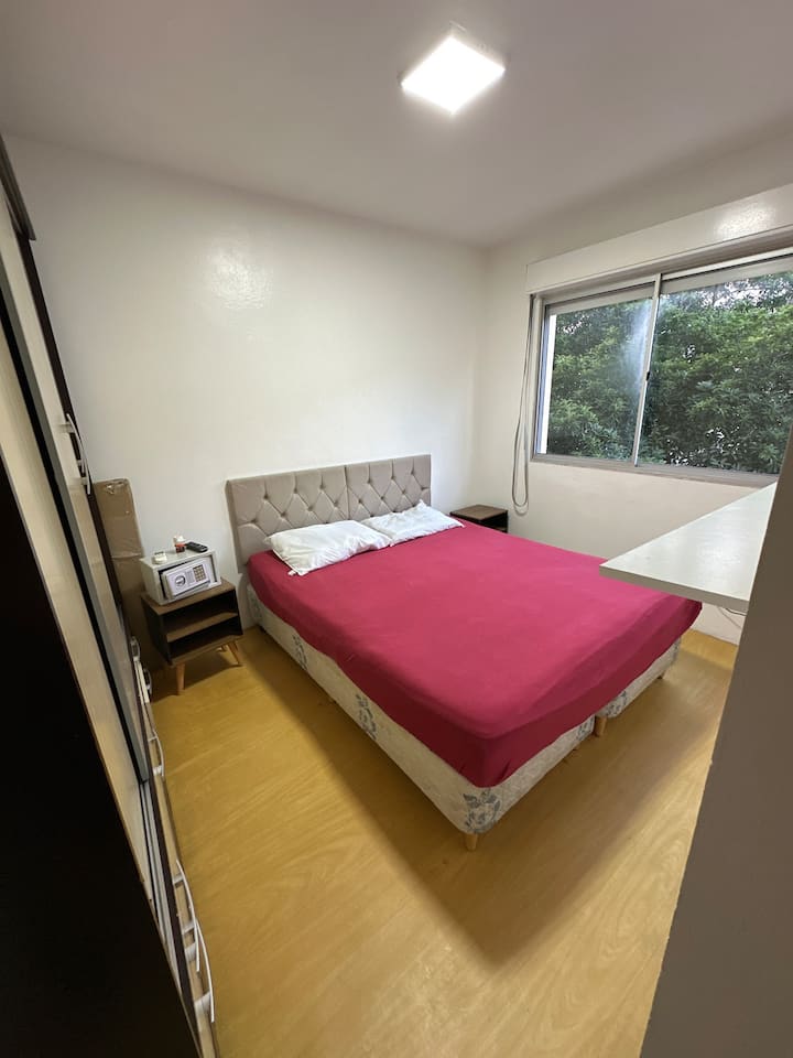 房间入口景观，标准双人床，面板，安全，非常宽敞，舒适，光线充足。