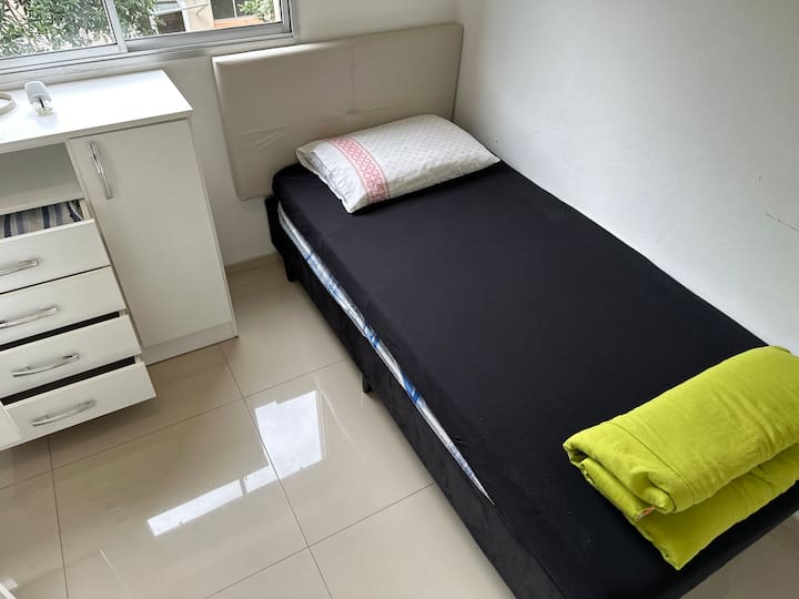 全新箱床，配备全新D33床垫，超级舒适。